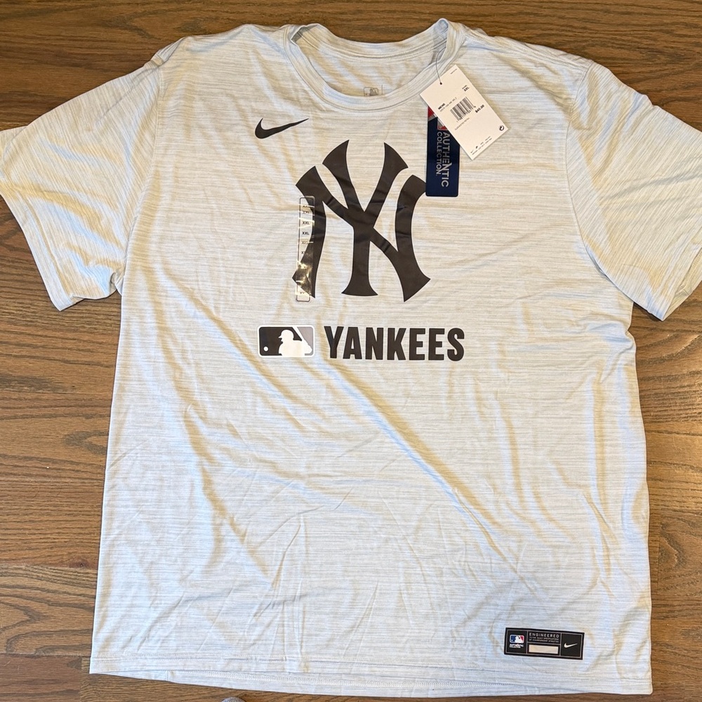 Nike Men's Gray Yankees Short Sleeve Tee